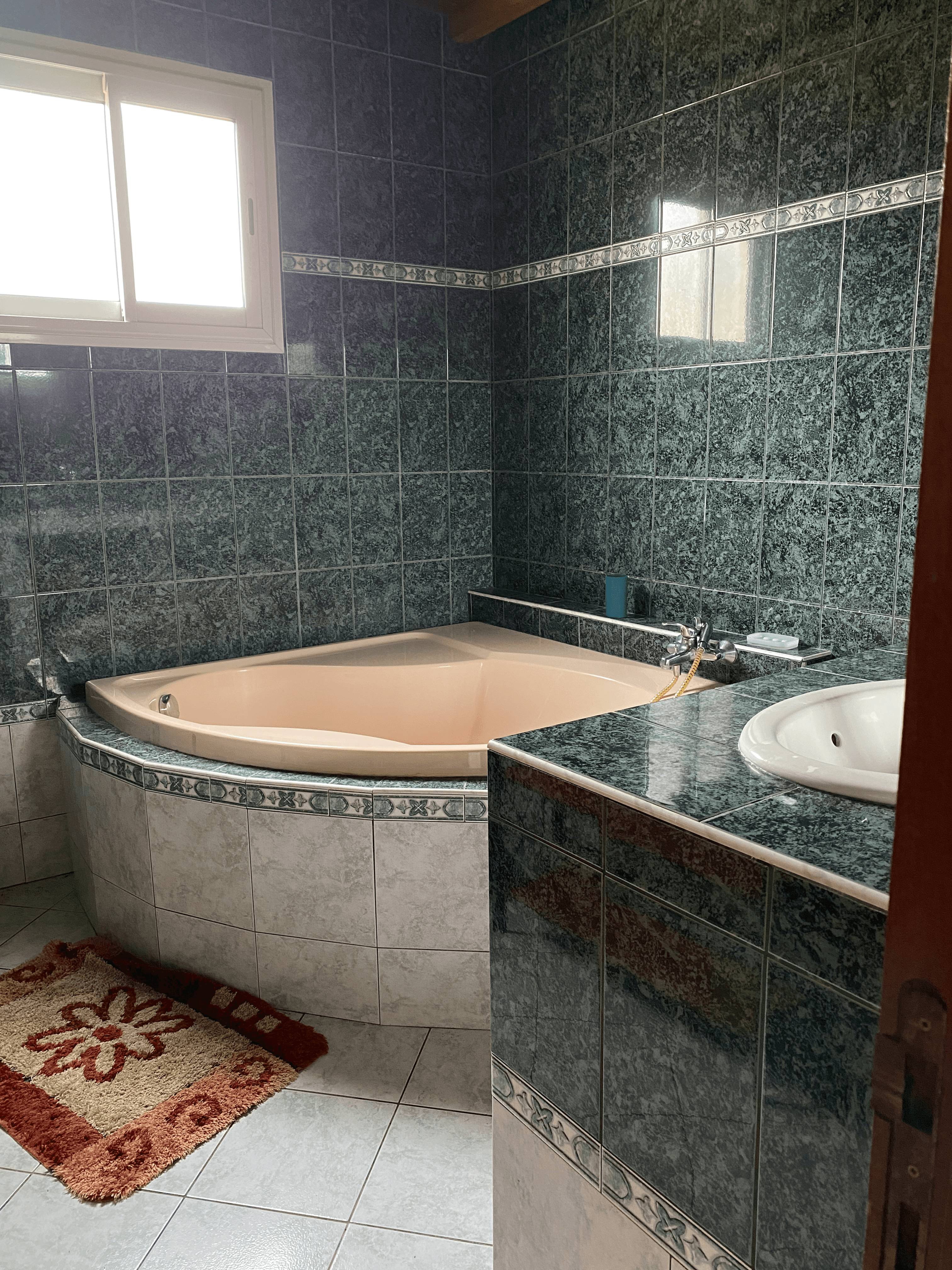 Salle de douche spacieuse avec douche à l'italienne - Ti Kaz lé haut