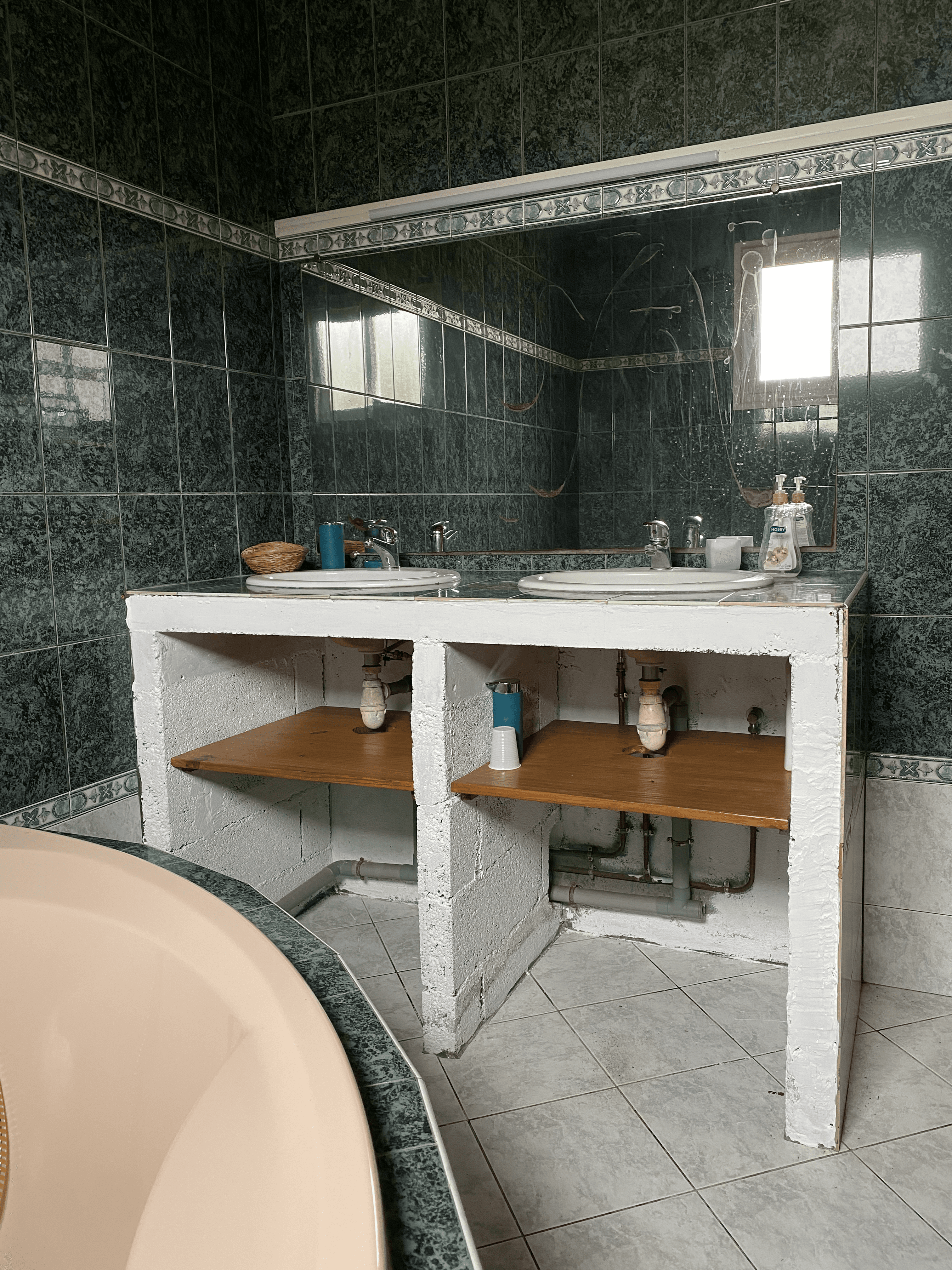 Salle d'eau moderne avec grand miroir et rangements - Ti Kaz lé haut